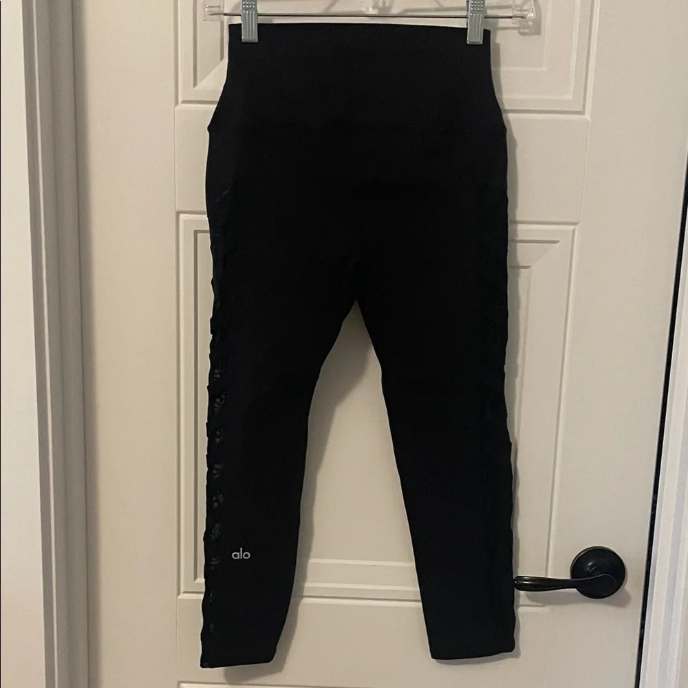 ALO Yoga Capri High Rise Black Mesh Criss Cross Side Panel Leggings